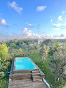 vista sul tetto di una piscina in un cortile di Le Palombelle Casa Vacanze a Otranto
