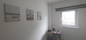 biały pokój ze stołem i oknem w obiekcie Neon 160 w mieście Swansea