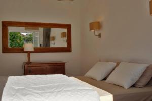 um quarto com uma cama branca e um espelho em Central 2 bedroom apt w/Garden and Pantheon Views em Lisboa