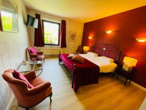 - une chambre avec un lit et deux chaises dans l'établissement Hostellerie Sainte-Cécile, à Florenville