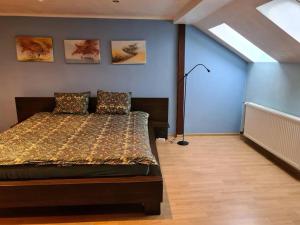 - une chambre avec un lit et un mur bleu dans l'établissement 3 BD Spacy Centrum apartment 110m2, à Kaunas