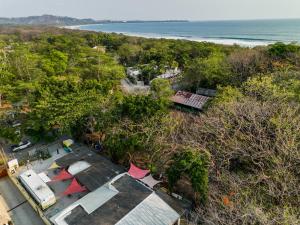 una vista aérea de una casa y la playa en Villas El Beach Club, en Santa Cruz