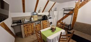 uma cozinha com uma mesa com uma toalha de mesa verde em Casa Moldo em Sighisoara