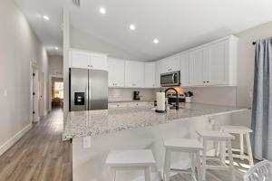 Η κουζίνα ή μικρή κουζίνα στο SunRise Cottage - Minutes to Downtown & Beaches