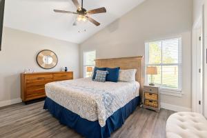 Ένα ή περισσότερα κρεβάτια σε δωμάτιο στο SunRise Cottage - Minutes to Downtown & Beaches