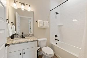 Ένα μπάνιο στο SunRise Cottage - Minutes to Downtown & Beaches +16 φωτογραφίες