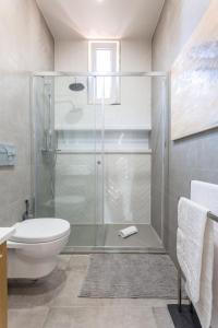 ein Bad mit einer Dusche und einem WC in der Unterkunft Wonderful Brand New Apartment Belém - A few steps away from the River! in Lissabon