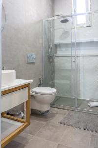 ein Bad mit einer Dusche, einem WC und einem Waschbecken in der Unterkunft Wonderful Brand New Apartment Belém - A few steps away from the River! in Lissabon