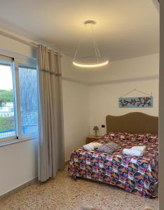 1 dormitorio con cama y ventana en Villa Savoia Mondello en Mondello