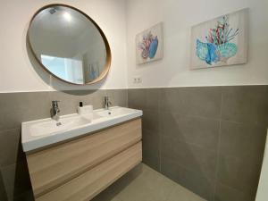 een badkamer met een wastafel en een spiegel bij Casa Monte y Mar in Morro del Jable