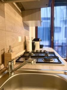 una cocina con estufa y fregadero en Approdo di Marina, en Vietri