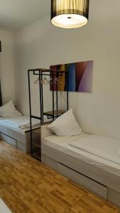 duas camas num quarto com um lustre em City-Apartment Zille em Berlim