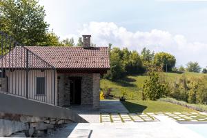 ein Backsteinhaus mit einem Weg zum Hof in der Unterkunft Ca' del magu in San Michele Mondovì