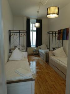 um quarto com duas camas e uma janela em City-Apartment Zille em Berlim