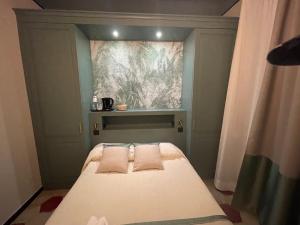 a small bed in a room with a window at Villa Margherita in Levanto