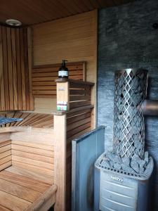 uma sauna com um aquecedor num camarote de madeira em Omakotitalo hyvällä sijainnilla em Muurame