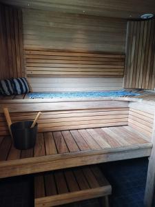 a wooden sauna with a bucket in the middle at Omakotitalo hyvällä sijainnilla in Muurame