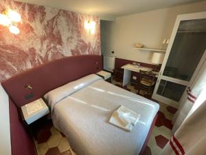 a hotel room with a bed and a table at Villa Margherita in Levanto