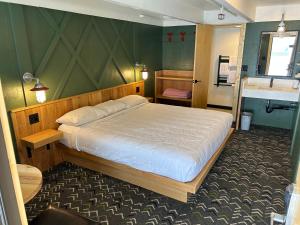 提顿村客栈旅馆的带一张大床和水槽的卧室