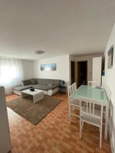 uma sala de estar com uma mesa e um sofá em Apartmani Suza em Selca