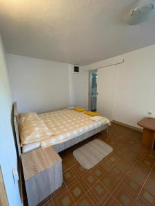 een kleine slaapkamer met een bed in een kamer bij Apartmani Suza in Selca