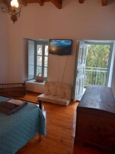 TV a/nebo společenská místnost v ubytování Iolis Loft Hydra