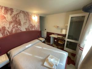 a hotel room with a bed and a table at Villa Margherita in Levanto