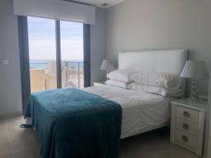 Fotografia z galérie ubytovania luxury beachfront penthouse with sunroof terrace v destinácii Arenales del Sol + 14 fotografií