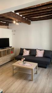 sala de estar con sofá y mesa de centro en Il nido di Agnese, en Bagni San Filippo