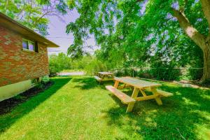 einen Picknicktisch im Gras neben einem Gebäude in der Unterkunft The Grand Gorge Villa-With Private Yard & Parking, Minutes From Falls & Casino by Niagara Hospitaliy in Niagara Falls