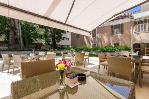 Reštaurácia alebo iné gastronomické zariadenie v ubytovaní Romantic Attic Apartment