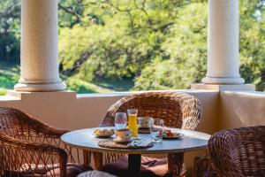 un tavolo con bevande e cibo su un portico di Scratch House hotel boutique a Villa Allende
