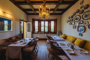 维拉阿连德Scratch House Hotel Boutique的墙上设有餐桌和盘子的用餐室