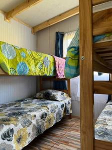 Tempat tidur susun dalam kamar di Cabaña playa Chauquen, Panguipulli