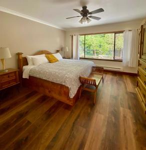 Schlafzimmer mit einem Bett und einem Deckenventilator in der Unterkunft Ruby Lake Resort in Madeira Park
