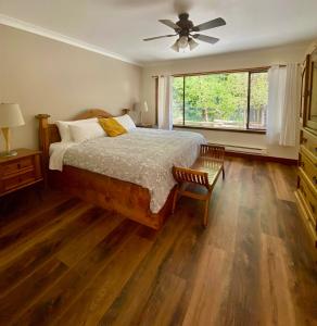 A bed or beds in a room at Ruby Lake Resort