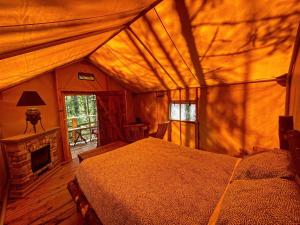 ein Schlafzimmer mit einem Bett und einem Kamin in der Unterkunft Ruby Lake Resort in Madeira Park