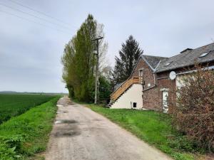 polna droga obok domu i pola w obiekcie Studio Ferme de la manufacture w mieście Essigny-le-Grand