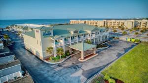 翡翠岛Islander Hotel & Resort的度假村的鸟瞰图，背景是大海