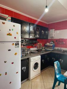 een keuken met een koelkast en een wasmachine bij Grand appart avec vue sur mer in Oued Laou