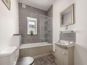 1 Cromwells Cottage-uk40925 tesisinde bir banyo