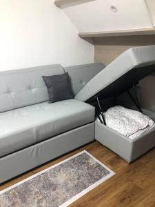 uma sala de estar com um sofá e uma mesa em Appartement type loft avec terrasse em Cherbourg en Cotentin