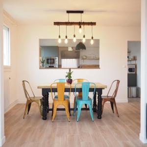 - une salle à manger avec une table et des chaises dans l'établissement NOUVEAUTE 2023 Maison Cocooning avec jardin, Terrasse couverte et Jacuzzi, à Bellerive-sur-Allier
