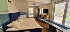 Zimmer mit 2 Betten und einem Tisch in der Unterkunft Apartament LIDER na wyłączność in Słupsk