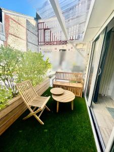 Balkon lub taras w obiekcie Deauville, maison au coeur de la ville