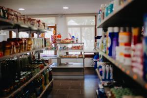 露营地内部或周边的超市或其他商店