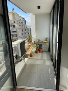 Santiago, Vitacura, amplio departamento في سانتياغو: بلكونة شقة مطلة على مبنى
