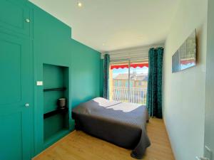 a small bedroom with a bed and a window at Le Bellavista in Cassis