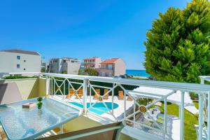 balcón con vistas al océano en Lafeyra Apartments, en Limenaria