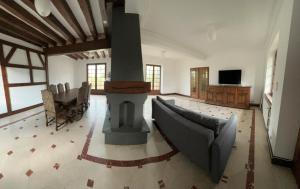 uma grande sala de estar com um fogão no meio em Auberge Mer em Mer